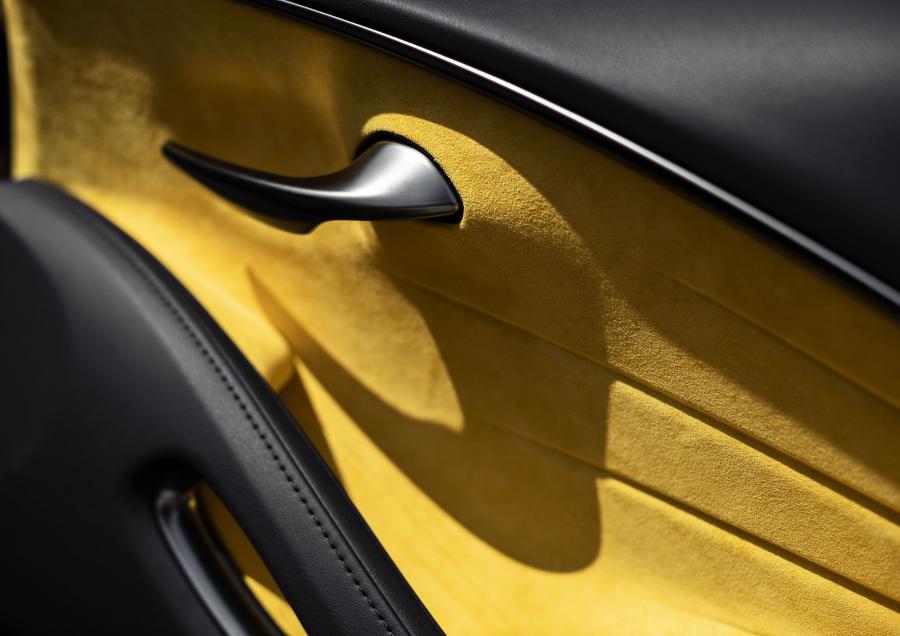 Детали интерьера Lexus LC500 Inspiration Series (Flare Yellow) 2019 года  (NA) (фото 3 из 40)
